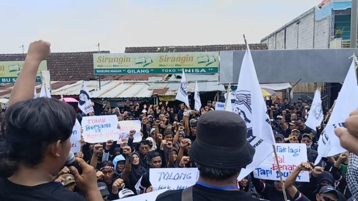 TUNTUT HAK DIBAYARKAN - Sekitar 1.200 mantan karyawan Sritex menggelar aksi demonstrasi di bekas pabrik tempat mereka dulu bekerja, menuntut kurator agar segera menuntaskan pembayaran hak-hak mereka, Senin (10/11). 