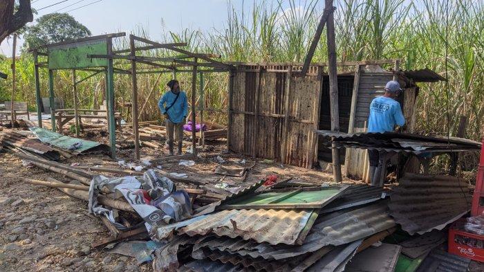 Warung Remang-Remang di Tepi Pantura Pati Mulai Dibongkar secara Mandiri oleh Pemiliknya
