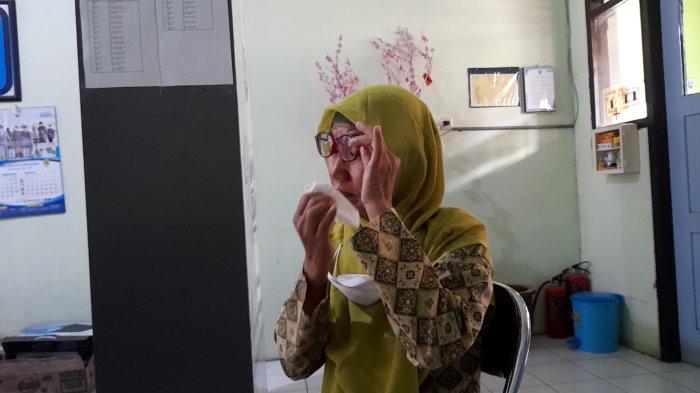 Anik Mantan Guru Novita Menyeka Airmata saat Mengenang Korban Penembakan di Amerika Serikat