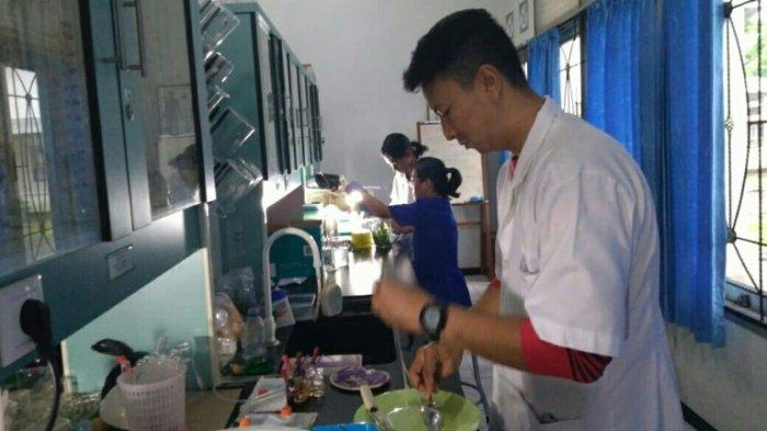 Manfaatkan Daun Sirih, FKIK UKSW Salatiga Produksi Hand Sanitizer