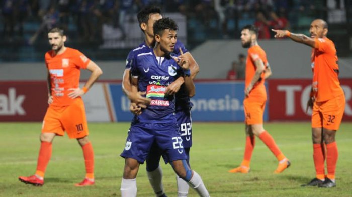Striker PSIS Semarang Hari Nur Yulianto merayakan gol yang ia cetak ke gawang Borneo FC di Stadion Moch Soebroto Magelang, Rabu 6 Juni 2018 