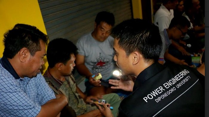 KEREN! Mahasiswa Elektro Undip Ajarkan Warga Tembalang Membuat Lampu Emergency dari Limbah