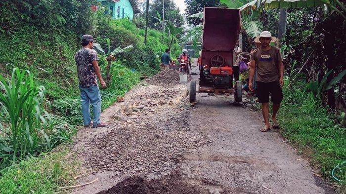 Warga Domiyang Sindir Pemkab Pekalongan, Swadaya Perbaiki Jalan Rusak, Janjinya Sejak Tahun Lalu