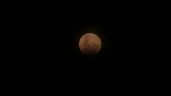 Gerhana Bulan Super Blue Blood Moon di Kota Tegal Tertutup Awan Stratocumulus