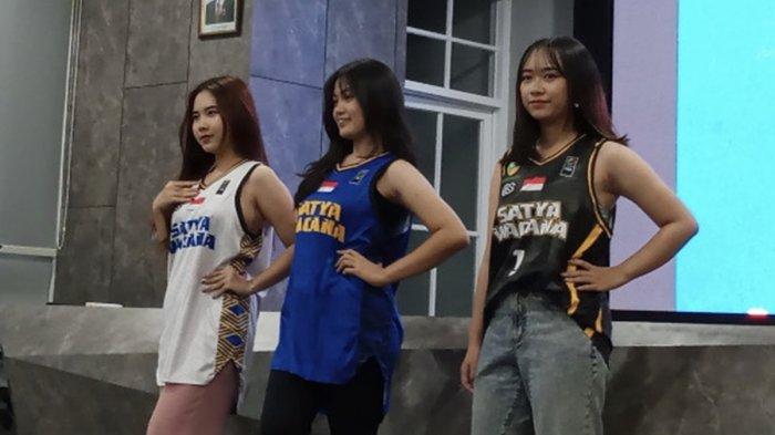 Tim Basket SWS dari UKSW Salatiga Tunjukkan Jersey Baru Sebelum Berlaga di IBL Musim 2024