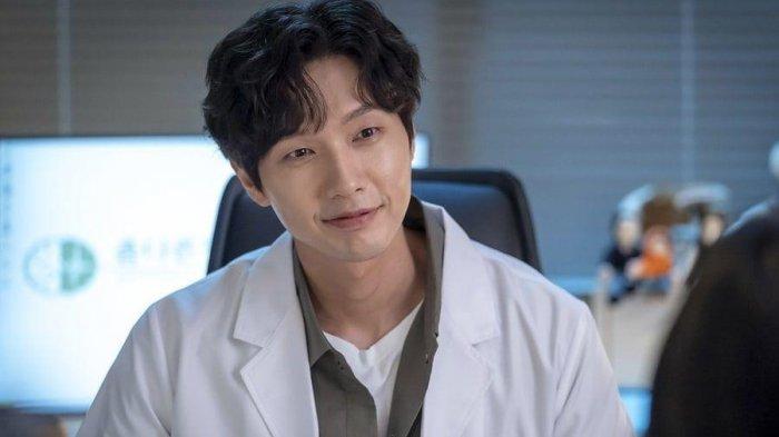 Staf Produksi Drakor Lonely Enough to Love Ungkap Sifat Asli Ji Hyun Woo di Lokasi Syuting