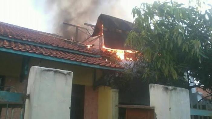 Kakek Nenek yang Rumahnya Terbakar di Tegal itu Biasa Masak Menggunakan Tungku Kayu