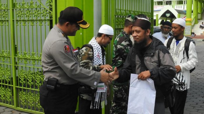 200 Muslim Karanganyar Mengenakan Pita Merah Putih Berangkat ke Jakarta