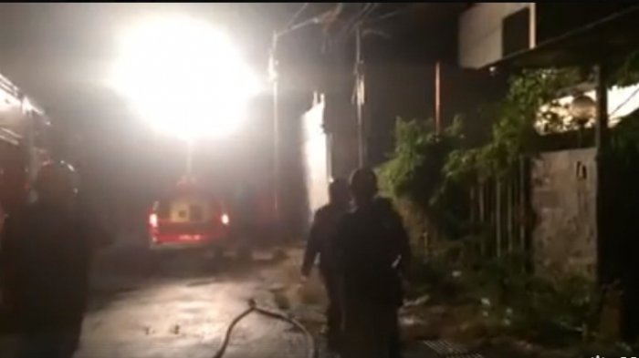 BREAKING NEWS: Bu RT Lari, Naik Sampai Lantai 4 Apartemen dan Kabari Bule Adanya Kebakaran
