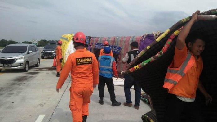 BREAKING NEWS: Kecelakaan di Tol Pekalongan, Truk Muatan Kasur Asal Pati Terguling