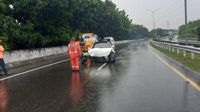 Mercedes Benz Alami Kecelakaan Tunggal di Jalan Tol Gayamsari Semarang, Begini Kronologinya.