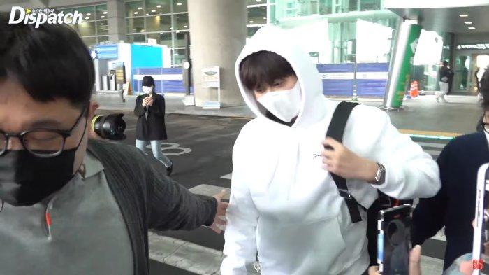 Video Detik-detik Kim Seon Ho Muncul di Bandara Incheon, Langsung Dikerubungi Paparazi