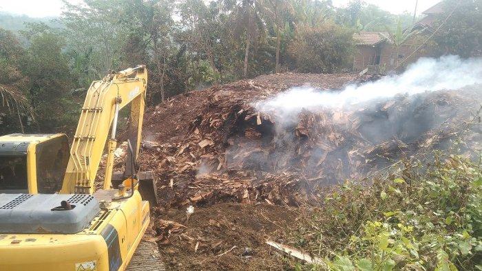Alhamdulilah, Setelah Lima Hari Terbakar Akhirnya Limbah Pabrik Kayu Di Karangpucung Berhasil Padam