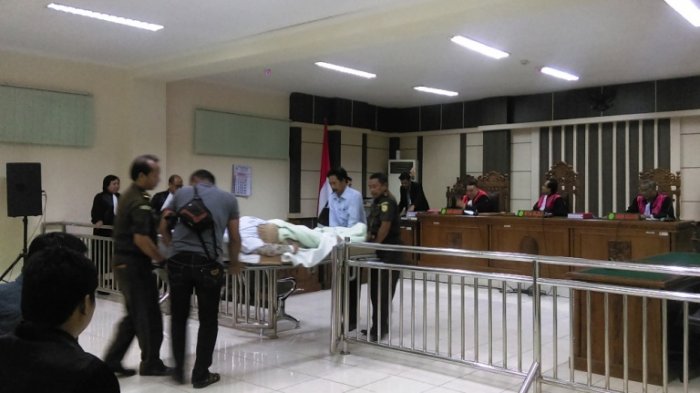 Sidang Dimulai di Pengadilan Tipikor Semarang, Wiwit Hanya Diam dan Tampak Menahan Sakit