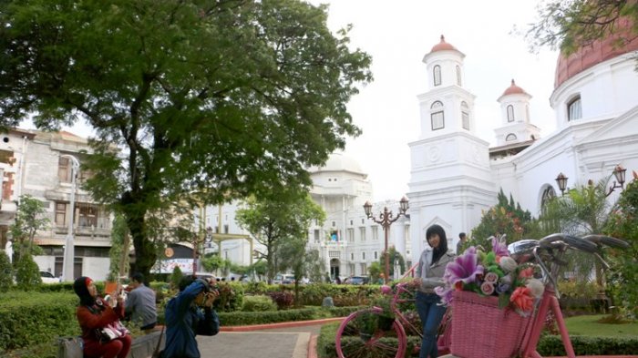 Seorang perempuan sedang berpose di depan kamera. Foto: jateng.tribunnews.com