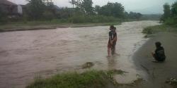 Sungai Konto Penuh Lahar Dingin, Jembatan Penghubung Kediri-Malang Ditutup