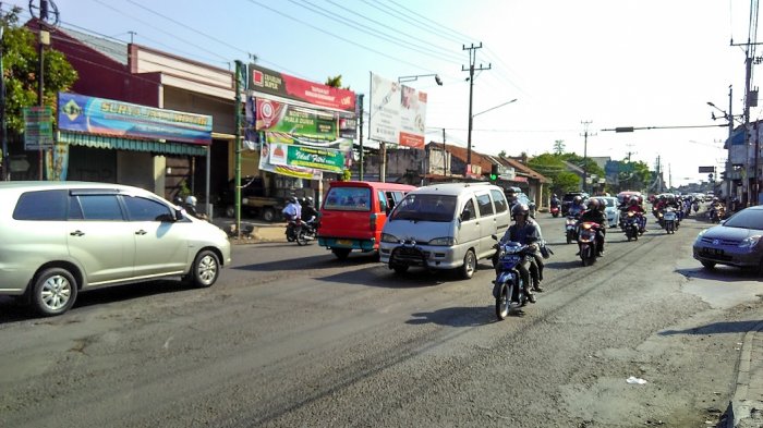 Arus Lalu Lintas Jalur Pantura Pekalongan Ramai Lancar