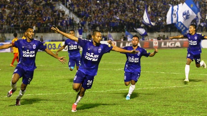 Muhammad Ridwan (tengah) ketika berselebrasi bersama skuad PSIS Semarang.