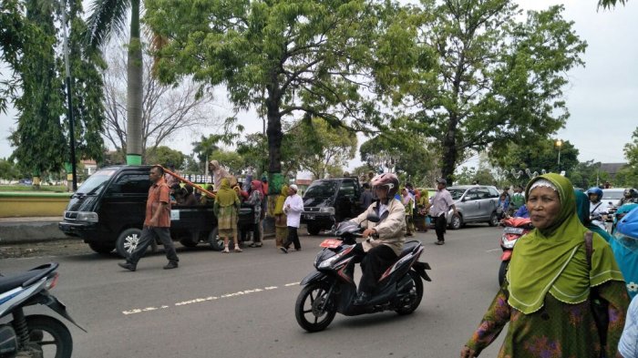 Tolak Hasil Pilkades, Massa Geruduk Kantor Bupati Tegal dan DPRD