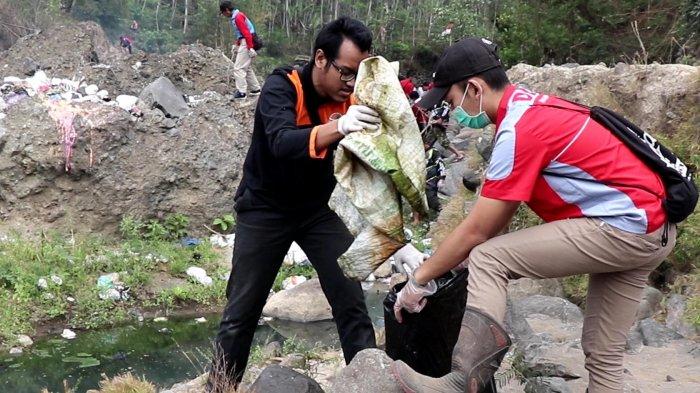 Prihatin Banyak Sampah, Karang Taruna di Temanggung Resik-resik Kali Progo