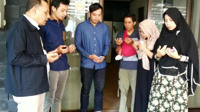 Sigit-Agus Mengaku Sudah Sehari Semalam Tidak Tidur - mencoblos-agus_20151209_104541.jpg