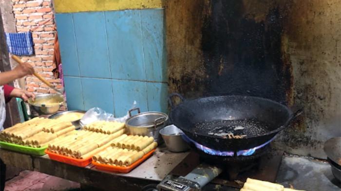 Proses pembuatan Sosis Bedug di Pengging Kabupaten Boyolali yang legendaris.