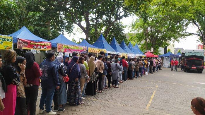 PENAMPAKAN Antrean Warga yang Mengular Demi Dapatkan Uang Kertas Baru Jelang Lebaran