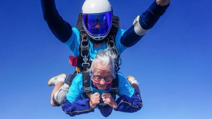 Nenek Asal Inggris Rayakan Ulang Tahun Ke-102 dengan Terjun Payung