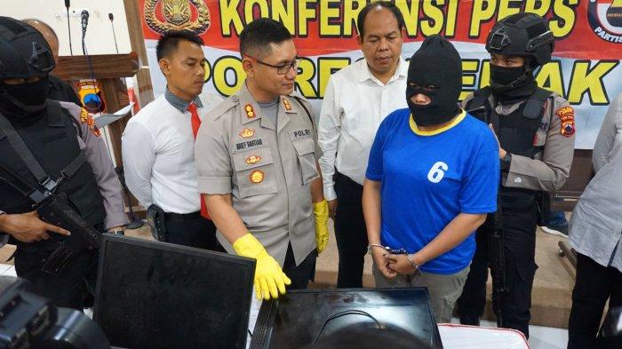 Kapolres Demak melakukan press release di Ruang Rupatama Mapolres Demak, Senin (25/11/2019).