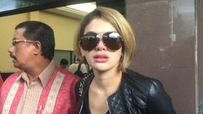 Nikita Mirzani Tutupi Mata Lebam Pakai Kacamata Hitam, Ada Apa?