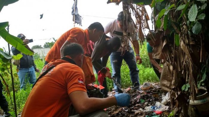 HOROR! Polisi Malam-malam Mencari Potongan Kepala dan Kaki Korban Mutilasi di Gunung