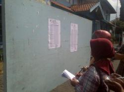 Orangtua Lihat Pengumuman Hasil Penerimaan Siswa Baru tingkat SD