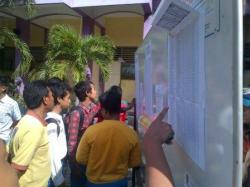 Para Orangtua Berdatangan ke SMK 4 Semarang