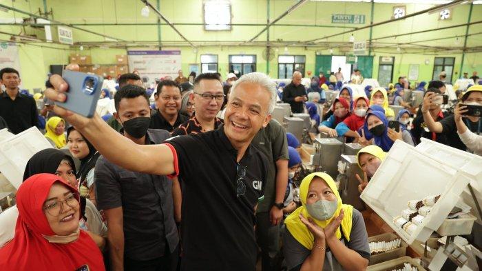 1.600 Karyawan Histeris Sambut Ganjar di Pabrik Linting Rokok Kendal