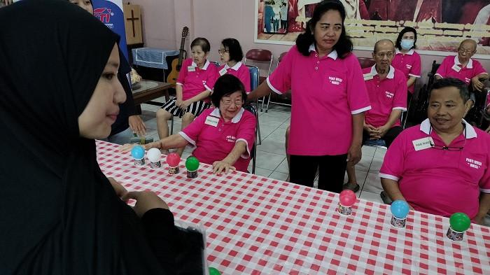 MENATA BOLA - Para lansia di panti Wreda omega menjajal games seru memindahkan dan menyusun bola, Minggu (23/11).