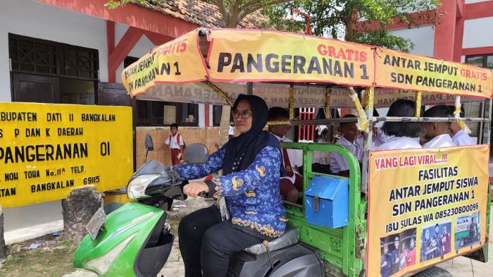 PEJUANG PENDIDIKAN - Sulasmiyati, guru SD di Bangkalan, Jawa Timur, saat hendak mengantar siswa pulang sekolah.