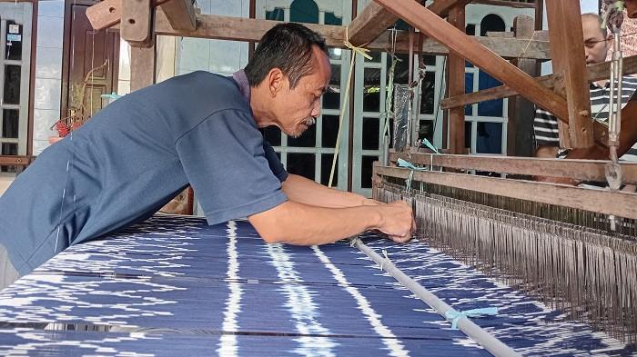 pekerja di produksi tenun troso