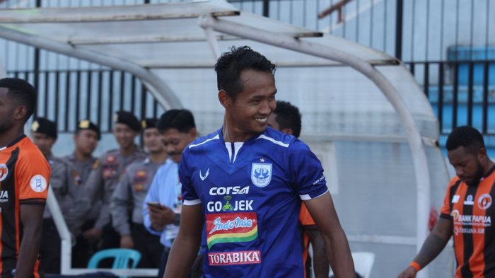 Pemain bertahan PSIS, Fauzan Fajri Nasrullah. 