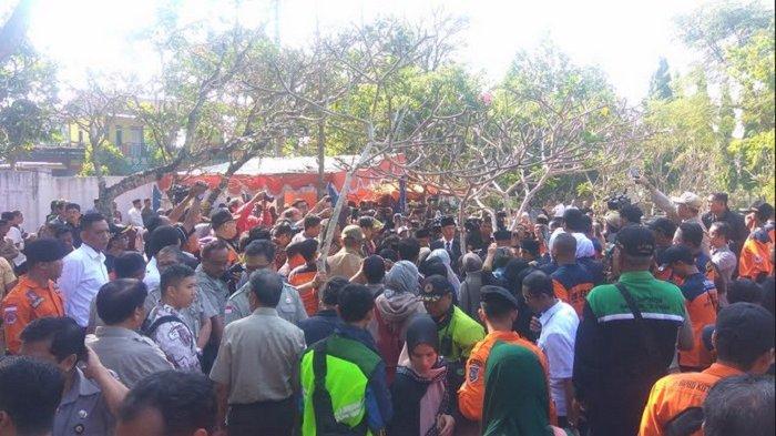 BREAKING NEWS:  Isak Tangis Warnai Pemakaman Jenazah Sutopo di TPU Sonolayu Boyolali