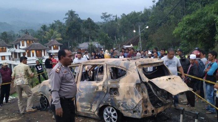 Polisi melakukan olah TKP penemuan jenazah dalam mobil terbakar di Cidahu, Sukabumi,Jawa Barat, Minggu (25/8/2019).