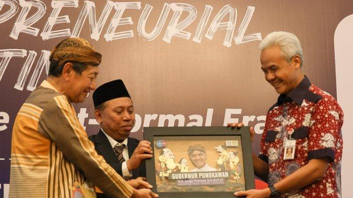 Ganjar Terima Penghargaan Gubernur Punakawan dari MarkPlus Institute dan Unsoed