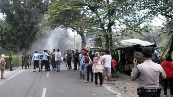 Panglima, Inikah Perilaku TNI Kita? Dengan Brutal Pukuli  Ibu-ibu, Anak-anak dan Wartawan