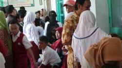 Calon Siswa Antre Pendaftaran Online di SMPN 1 Pekalongan