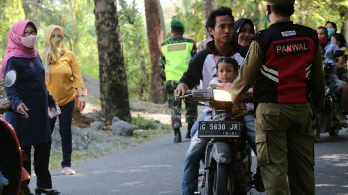 Sulitnya Menjaga Jarak dan Pakai Masker Era Normal Baru di Tegal