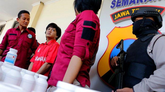 Novianto Dwi Prabowo (30) tersanga pengedar sabu dan ekstasi menangis di Mapolrestabes Semarang, Rabu (22/1/2020) saat dirinya tahu akan diancam hukuman mati dan penjara seumur hidup. 