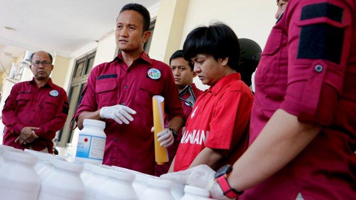 Novianto diancam hukuman mati akibat aksinya mengedarkan narkoba dan pil ekstasi.