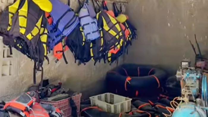 Perlengkapan untuk tubing muslim di Kali Jlantah Karanganyar