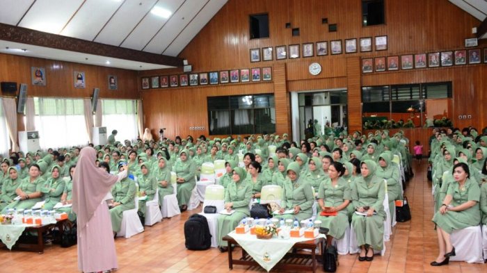 Persit PD IV/Diponegoro Gelar Seminar Parenting, Ada Pula Fashion Show