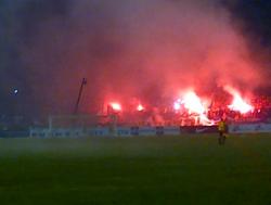 Wasit Hentikan Pertandingan Sementara karena Flares