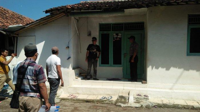 Sejumlah petugas Sat Reskrim Polres Brebes bersama Intel dan Unit Reskrim Polsek Bulakamba mendatangi rumah keluarga Edi Raharjo di Jalan Nila Desa Grinting, Senin (20/1/2020). 